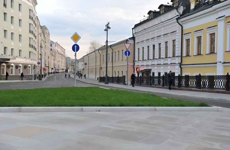 Mężczyzna wyszedł na spacer ze swoją córką, kiedy podszedł do nich bezdomny chłopiec, a to, co odkrył, wstrząsnęło nimi