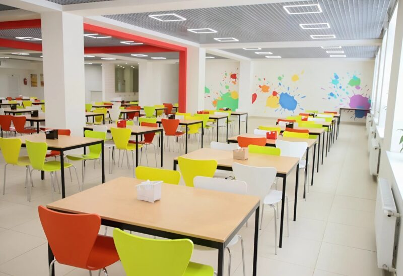 Miliarder przyszedł do szkoły i, widząc jak pracownik szkolnej stołówki traktuje jego dziecko, zrobił coś, co wstrząsnęło wszystkimi