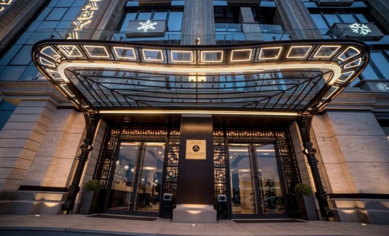 Menedżer hotelu postanowił ukarać i upokorzyć starszego mężczyznę przed wszystkimi za to, że zignorował jego słowa ։ Jednak wkrótce, gdy wszyscy dowiedzieli się, kim naprawdę był ten mężczyzna, wszyscy byli w szoku
