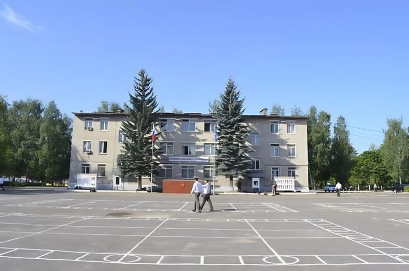 Po dwóch miesiącach nieprzerwanej służby żołnierz w końcu zakończył swoją kolejną ciężką zmianę i wrócił do domu ։ Ale gdy wrócił i zobaczył, jak jego narzeczona traktuje jego matkę, zrobił coś, co wszystkich na miejscu zaszokowało