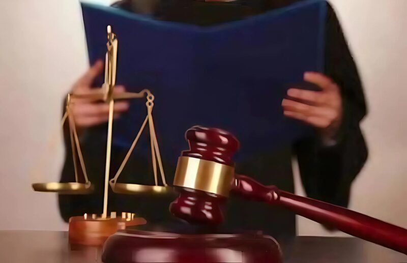 Zakładnik wyrwał się spod kontroli policjanta i próbował uciec, jednak to, co zrobił kilka sekund później na ulicy, zszokowało wszystkich obecnych