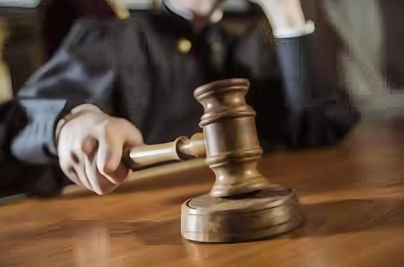 Sędzia odczytywał ostatnie linie wyroku, zamierzając skazać więźnia na długą karę, jednak w chwili gdy do sali weszło trzech braci, to co wydarzyło się później na miejscu wstrząsnęło wszystkimi obecnymi