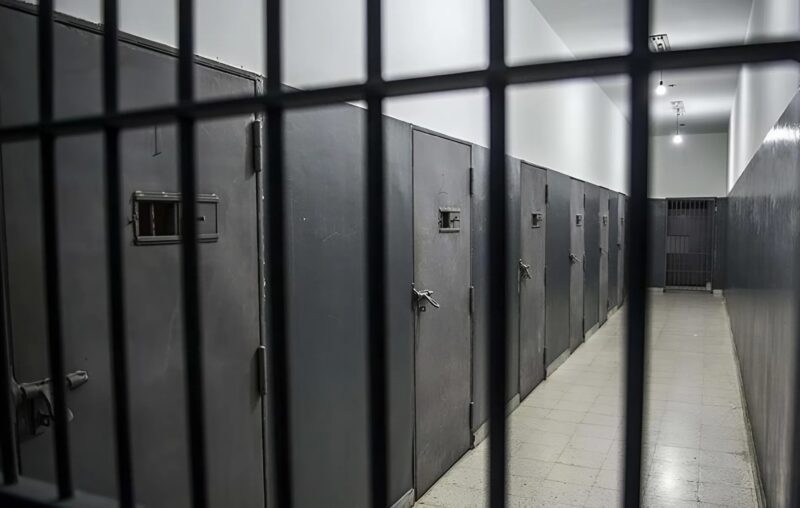Więzień, zauważając starszego mężczyznę, niedawno przeniesionego do więzienia i siedzącego samotnie, próbował go przycisnąć, aby zaimponować innym ։ Jednak w tym momencie to, co zrobił starszy mężczyzna, zszokowało całą salę