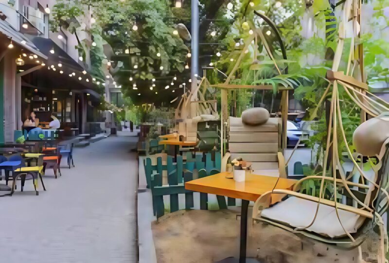 Kelnerka, zauważywszy bezdomnego mężczyznę, podała mu burgera na własny koszt, ale zaledwie kilka sekund później to, co się wydarzyło, wstrząsnęło wszystkimi