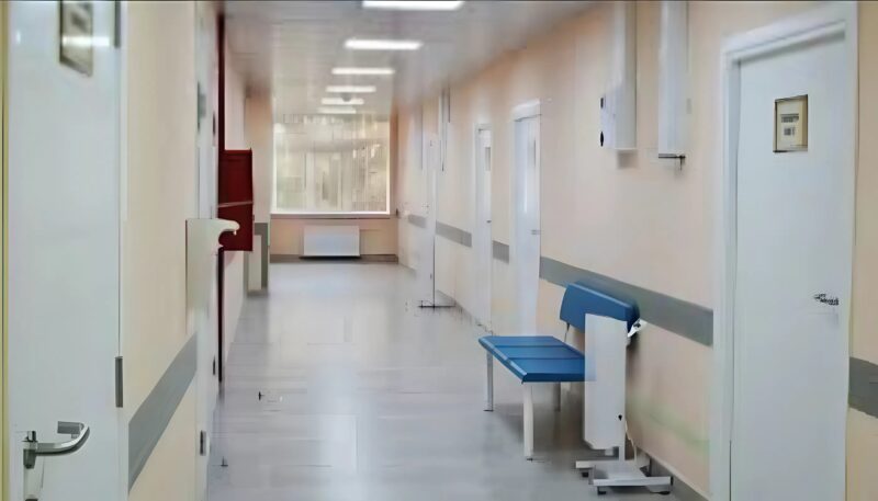 Nie zdążyłam jeszcze stanąć na nogi po operacji, kiedy mój mąż wszedł do sali razem ze swoją kochanką, żeby sprawić mi ból ։ Ale kiedy spojrzałam na szyderczy uśmiech tej kobiety i zobaczyłam biżuterię, którą miała na sobie, wszyscy zamarliśmy z powodu tego, co się ujawniło