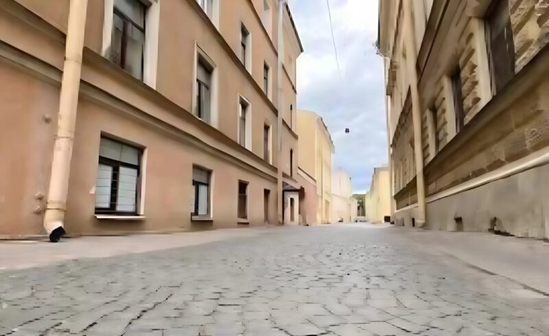 Kobieta naśmiewała się z mężczyzny aż do momentu, gdy bezdomny podszedł do samochodu i przesunął jeden z uszkodzonych przewodów, po czym wszyscy na ulicy byli w szoku