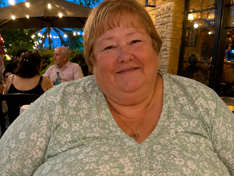 Jedna z klientek tak głośno wyśmiewała wagę mojej mamy, że słyszała ją cała restauracja: Ale wtedy szef kuchni wyszedł z kuchni, stanął tuż obok mojej mamy i powiedział coś, co całkowicie mnie zszokowało
