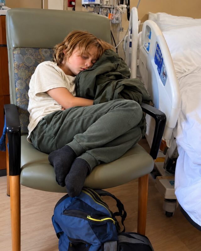 Obudziłam się ze śpiączki i zobaczyłam mojego 9-letniego wnuka śpiącego obok mojego szpitalnego łóżka. Przytulił mnie i wyszeptał: „Babciu, następnym razem, kiedy przyjdzie moja ciocia, udawaj, że śpisz. Wtedy zrozumiesz, dlaczego cały czas tutaj zostawałem”