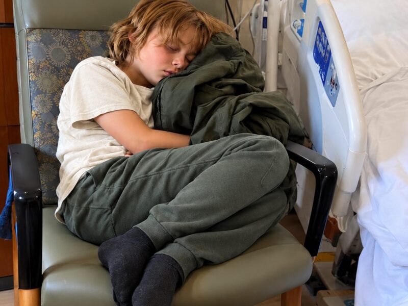 Obudziłam się ze śpiączki i zobaczyłam mojego 9-letniego wnuka śpiącego obok mojego szpitalnego łóżka. Przytulił mnie i wyszeptał: „Babciu, następnym razem, kiedy przyjdzie moja ciocia, udawaj, że śpisz. Wtedy zrozumiesz, dlaczego cały czas tutaj zostawałem”